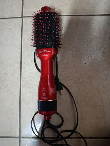 Escova secadora Britânia Soft BES12V vermelha.