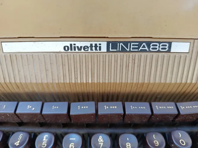 ? Máquina de Escrever Olivetti Linea 88 - Clássica Retrô | Para Conservar/Usar