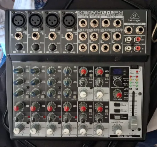 Mesa de som Behringer Xenyx 1202FX