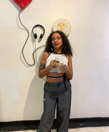  Calça Adidas wide leg