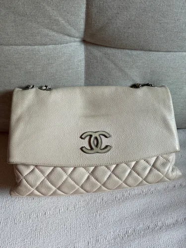 Bolsa estilo Chanel confeccionada em couro caviar cor clara em excelente estado