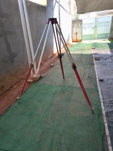 Tripé HILTI modelo PUA 20  de alumínio de alta resistência 