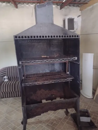 CHURRASQUEIRA GRANDE COM AVARIA