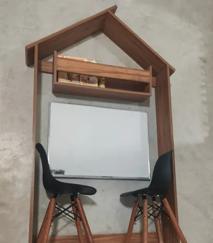 Casinha com quadro e duas mini cadeiras Eifel