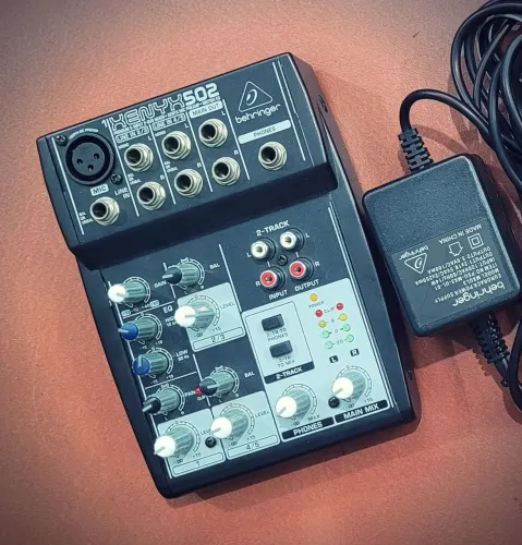 Mesa de Som Analógica Xenyx 502 - Behringer