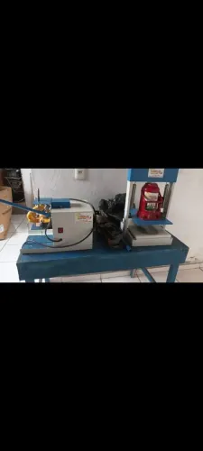 Vende-se  máquina de fazer  chinelo. 