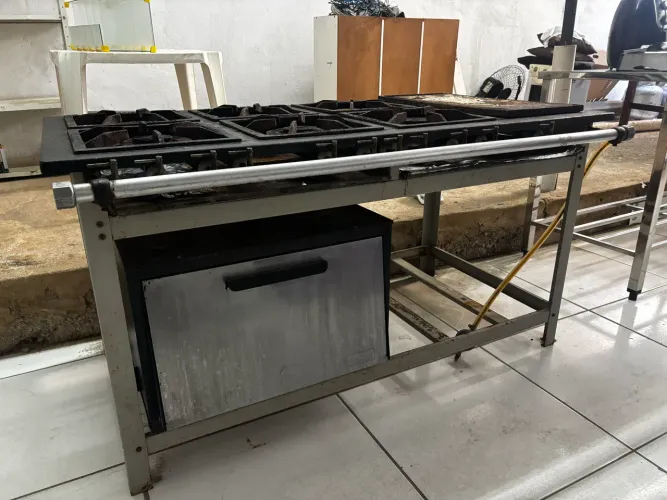 FOGÃO INDUSTRIAL COM FORNO - 06 bocas