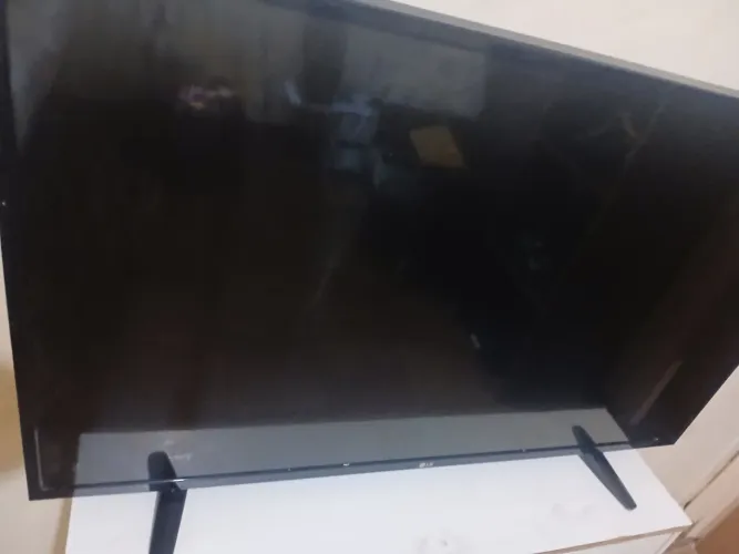 Tv LG usada - com marcas de uso