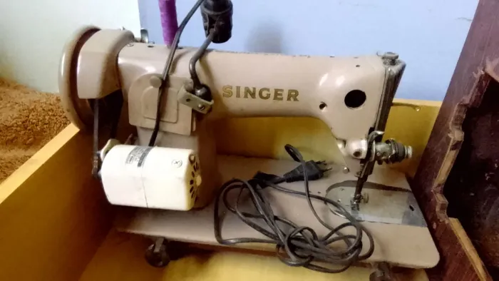 MÁQUINA DE COSTURA (SINGER)  ELÉTRICA 220V