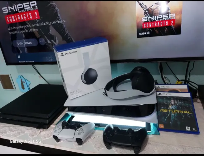 PS5 com dois controles e dois jogos