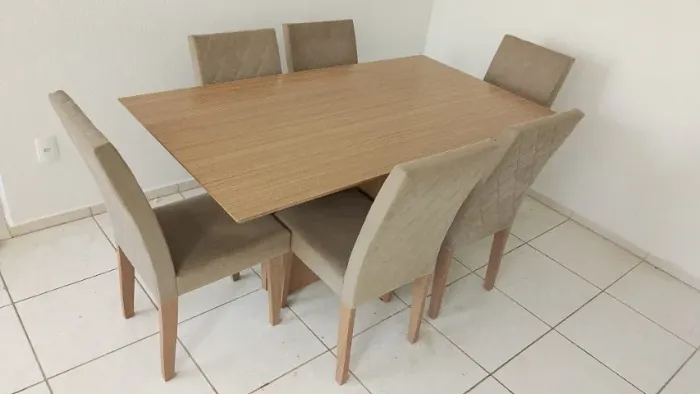 Mesa de jantar com cadeiras 6 lugares seminova conservada 