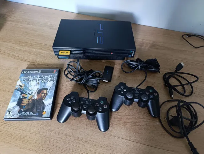 Playstation 2 Fat nunca aberto.. Desbloqueado via memory card. Dois controles originais!.