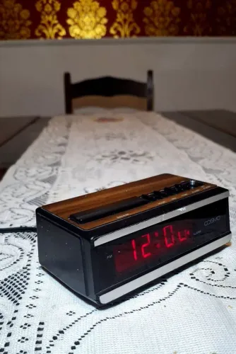 Relógio digital de mesa