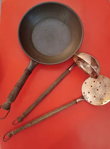 Conjunto de artesanato mineiro frigideira, concha e escumadeira de cobre amassado 