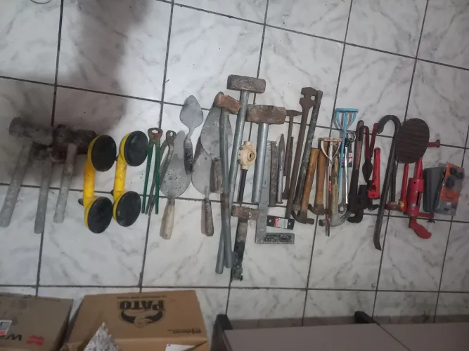 Vendo ferramentas para construção