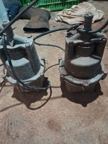 Vendo bombas de água naujer, semi nova, sendo que uma tem mais pressão que a outra, ambas