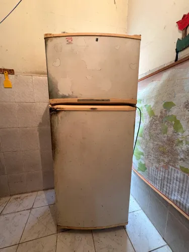 Geladeira usada funcionando - precisa de manutenção