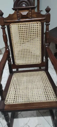 Cadeira de balanço antiga de madeira mogno 