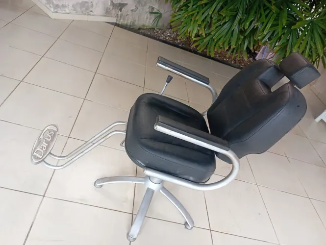 vendo uma excelente cadeira  prabarbearia hidráulica e reclináve funcionando tudo perfeita