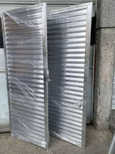 Porta veneziana aluminio brilhoso