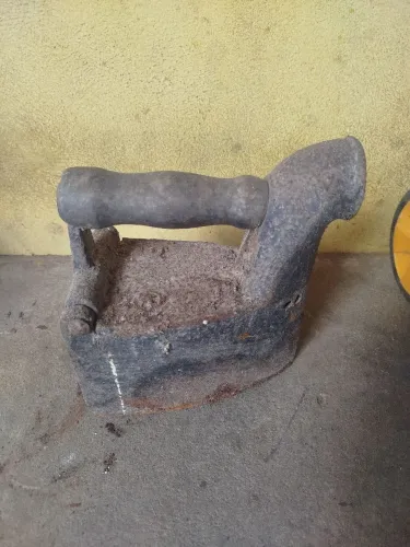 Ferro a carvão antigo