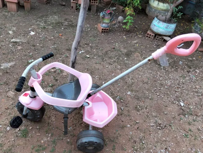 Vendo, carrinho de criança 50,00 não entrego, retirada *.