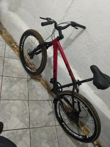 Bicicleta aro 26 customizada, rodas vmax e pneus balão 2.5, garfo gts e quadro de aluminio