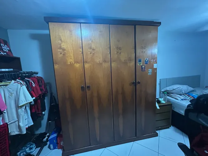 Guarda-Roupa 4 Portas Grande em Madeira - Excelente Estado