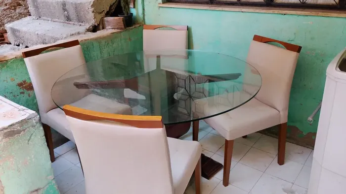 Mesa com 4 cadeiras sendo 1 com defeito, mais estao em perfeito estado
