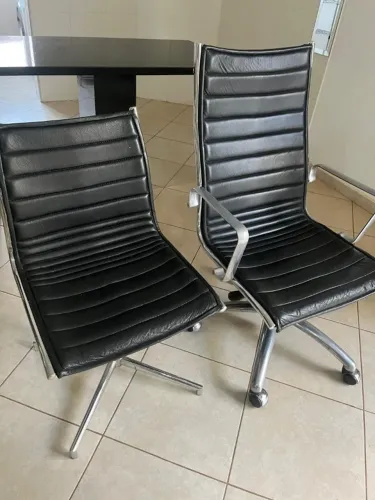 Mesa Oval com duas cadeiras