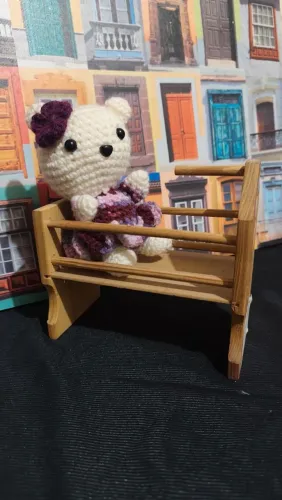 Ursinho Amigurumi com Berço de Madeira