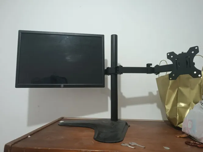 Tela de 14 polegadas com um suporte retrátil para 2 monitores.