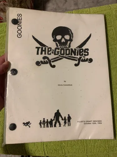 Roteiro do clássico dos anos 80 Os Goonies