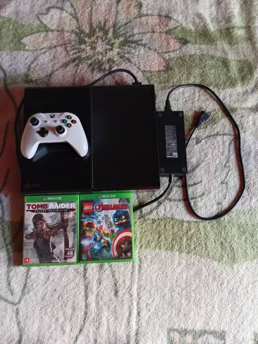 Vendo Xbox one fat ,com 1 controle e 2 jogos