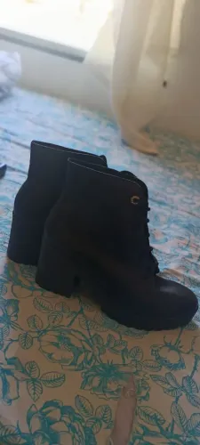 BOTA PRETA COTURNO SEMI- NOVA DA VIA MARTE
