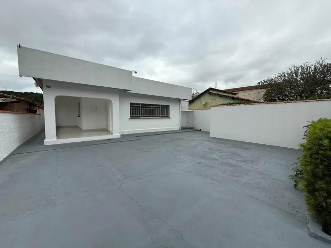 Casa térrea para locação no Centro Guararema | 3 quartos e escritório