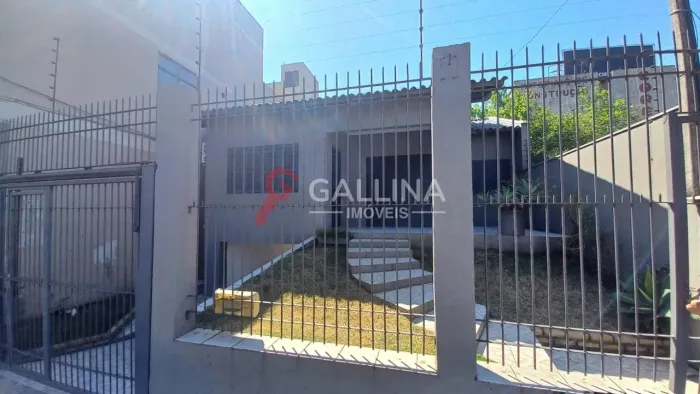 Casa Comercial Ampla com 4 Salas com 6 Vagas para alugar no Centro.