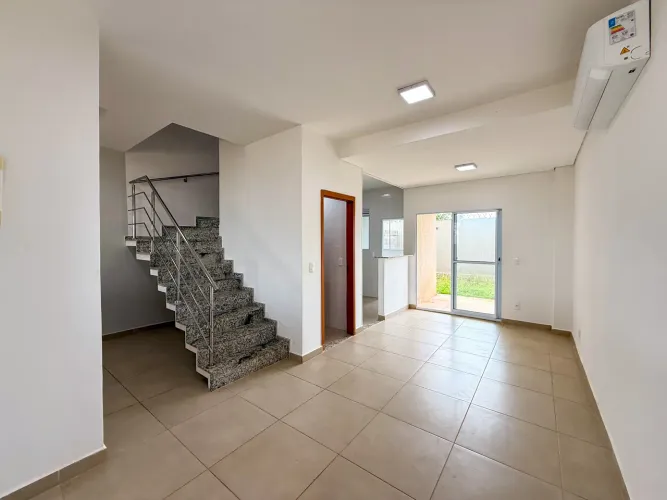 Sobrado à venda ou Locação no Cond. Parque Lombardia - 3 quartos, suíte, climatizado e pla