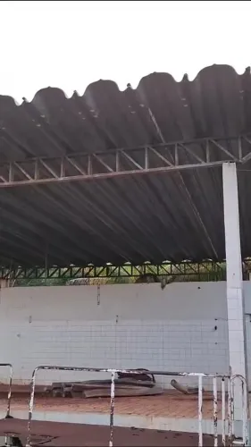 Oportunidade! Telhado Metálico Usado em Excelente Estado - Estrutura Resistente e Pronta p