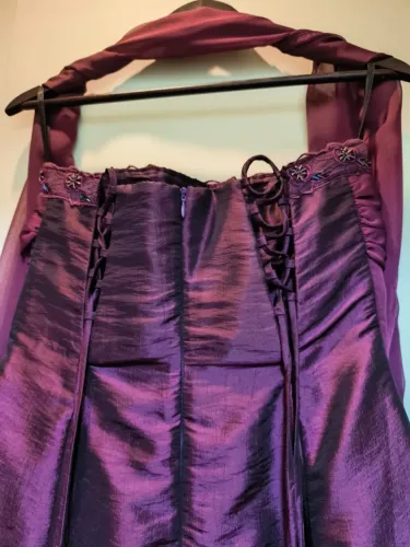 Vestido longo de festa, Cor Vinho, tomara que caia em tafetá com aplicação de tule bordado