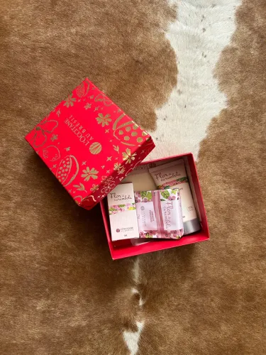 Presente Flor de Carambola: Sabonete, Leite Corporal e Deo Colônia