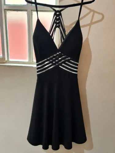 Vestido social preto elegante