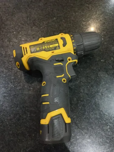 Parafusadeira Stanley nova só tem a máquina e o carregador