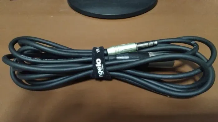 Interface de áudio Focusrite Scarlett 2i2 vermelha de 3ª geração