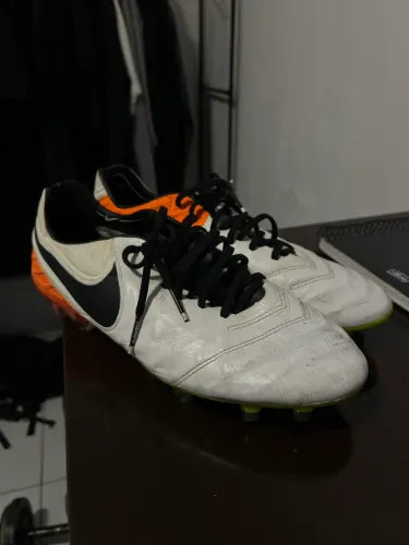 CHUTEIRA NIKE - TAM. 42 - TIEMPO ACC