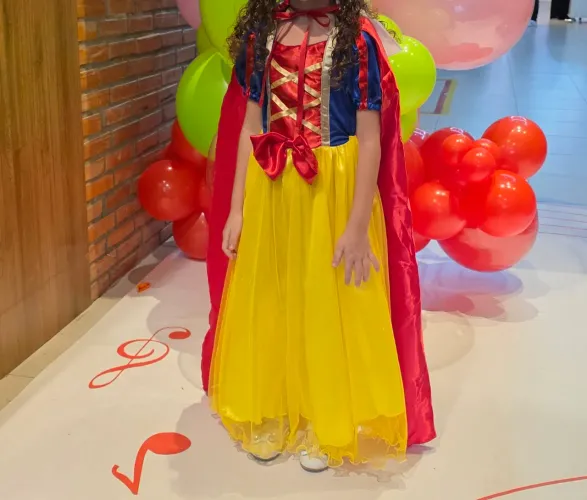 Roupa infantil branca de neve