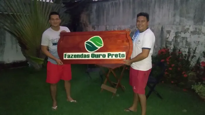 Placas entalhadas artesanalmente 