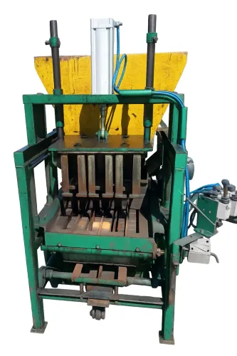 Máquina de Blocos Pneumática QMP-4 - com 1 ano de uso, com 6 formas.