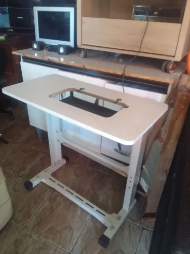 Gabinete de máquina de costura em ótimo estado