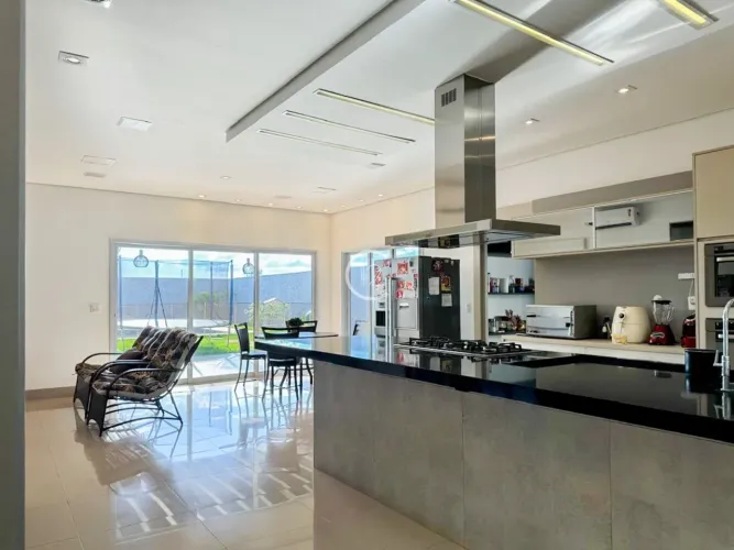 Sobrado com 3 suítes, área gourmet e quintal com piscina à venda, 332 m² por R$ 1.490.000